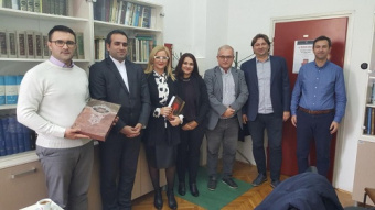 بیش از ۴۰۰ جلد کتاب و اقلام آموزشی به کرسی زبان فارسی دانشکده فلسفه سارایوو اهدا شد